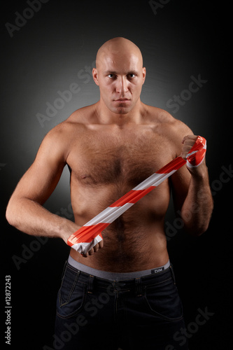 Fotografija baldhead man with hairy chest