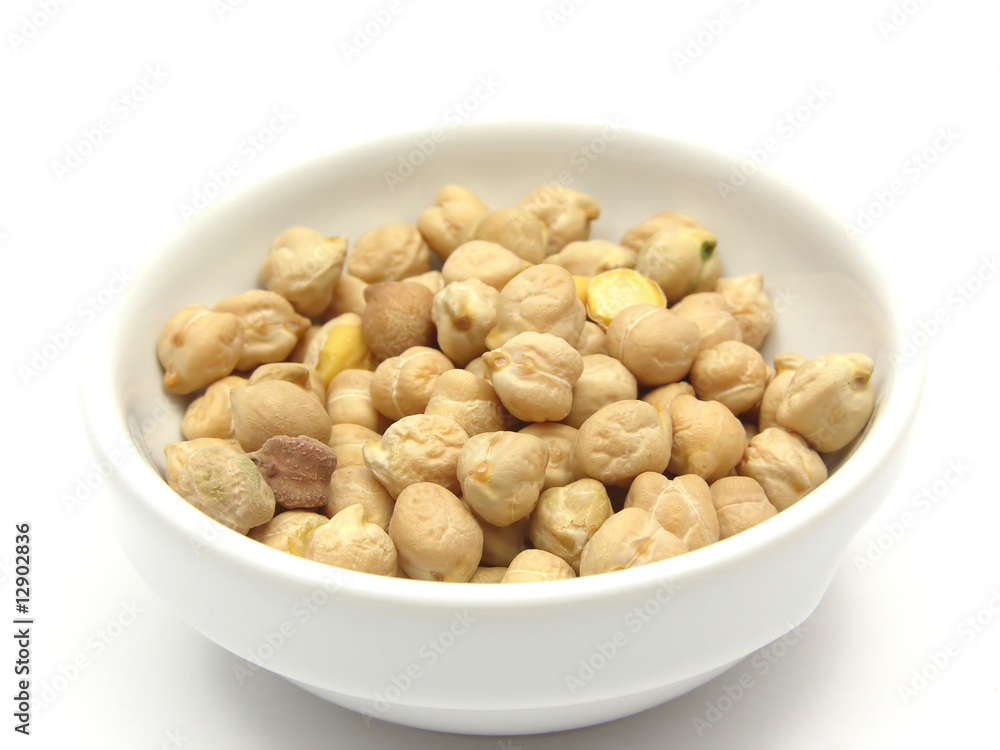 Ein Porzellanschale mit Kichererbsen Ein Porzellanschale mit Kichererbsen