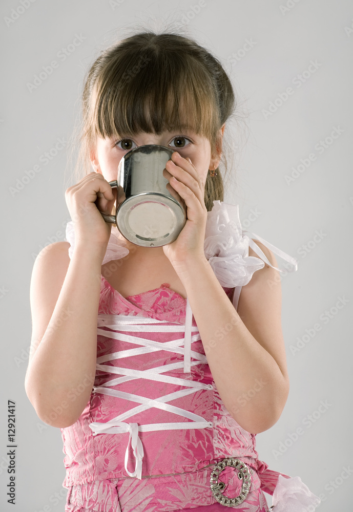 Fototapeta premium girl drinks from a cup