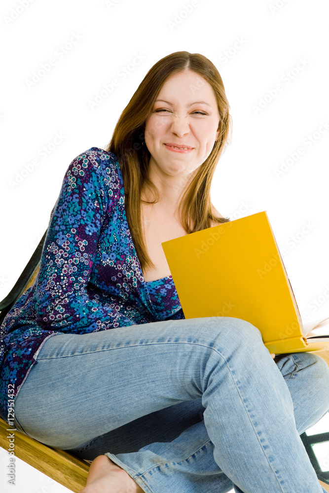 Obraz premium Woman sitting with yellow book