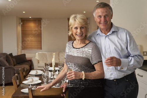 Fotografía Couple Throwing A Dinner Party