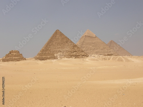 Piramidy w Gizie photo