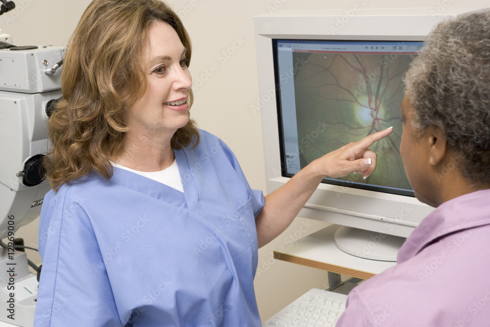 Obraz premium Nurse Explaining Eye Exam Results To Patient