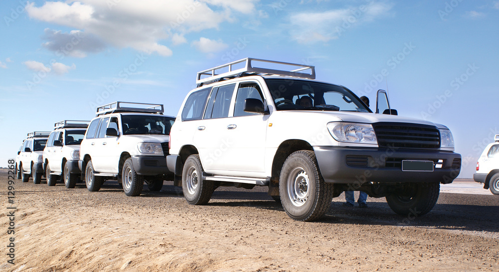 Fototapeta premium Jeeps in der Sahara Wüste