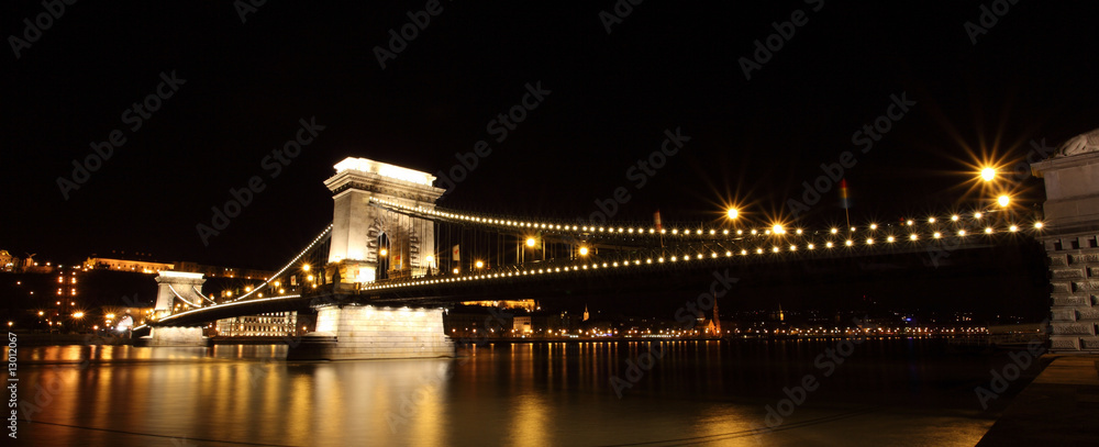 Naklejka premium chain bridge in budapest at night