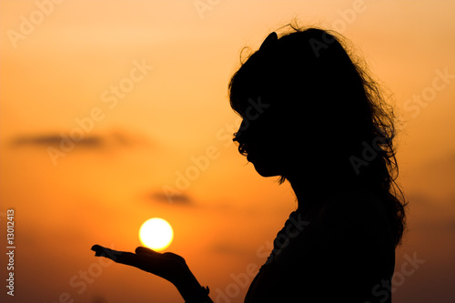 Silhouette mit der Sonne auf der Hand