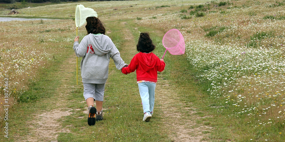 Obraz premium Niñas caminando por el campo