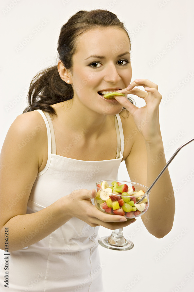 Frau ist aus einer Obstschale Frau ist aus einer Obstschale