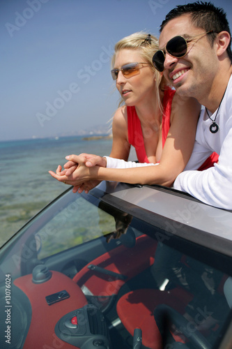 jeune couple en voiture