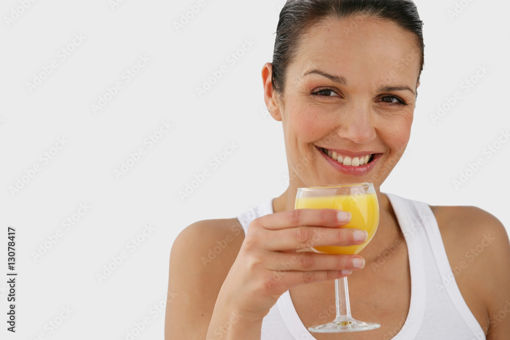 portrait de femme souriante avec jus d'orange de face portrait de femme souriante avec jus d'orange de face