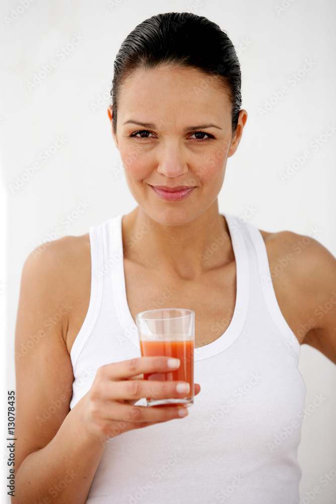 portrait de femme souriante avec jus de tomate de face portrait de femme souriante avec jus de tomate de face
