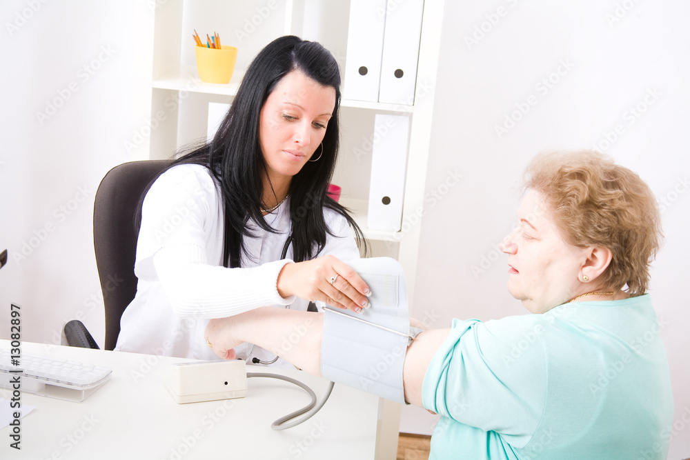 Obraz premium Young doctor inspect a patient