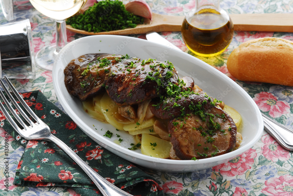 Funghi porcini e patate al forno Secondi piatti foto de Stock Adobe