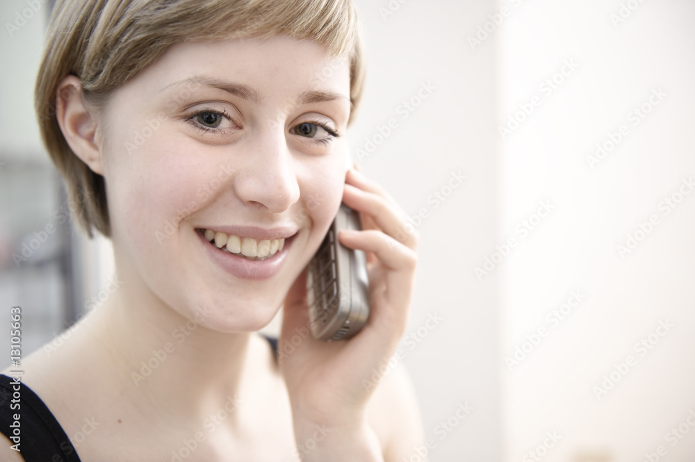 junge frau telefoniert lächelnd und freundlich junge frau telefoniert lächelnd und freundlich