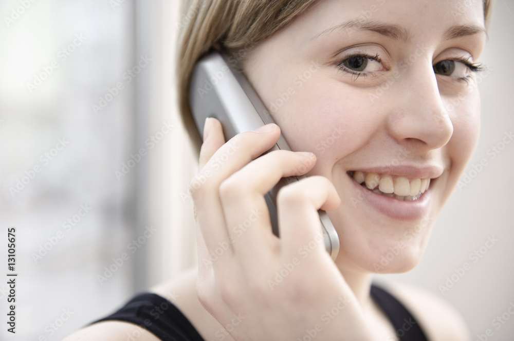 junge frau telefoniert lächelnd und freundlich junge frau telefoniert lächelnd und freundlich