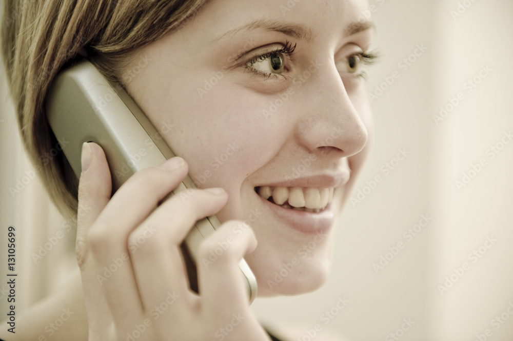 junge frau telefoniert lächelnd und freundlich