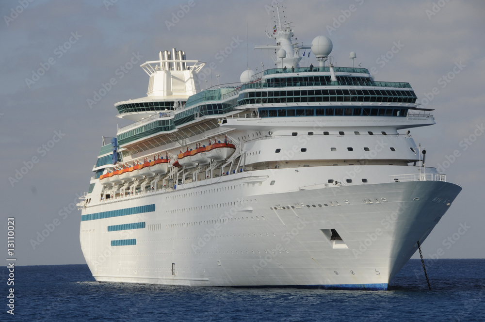 Kreuzfahrtschiff vor Bahamas