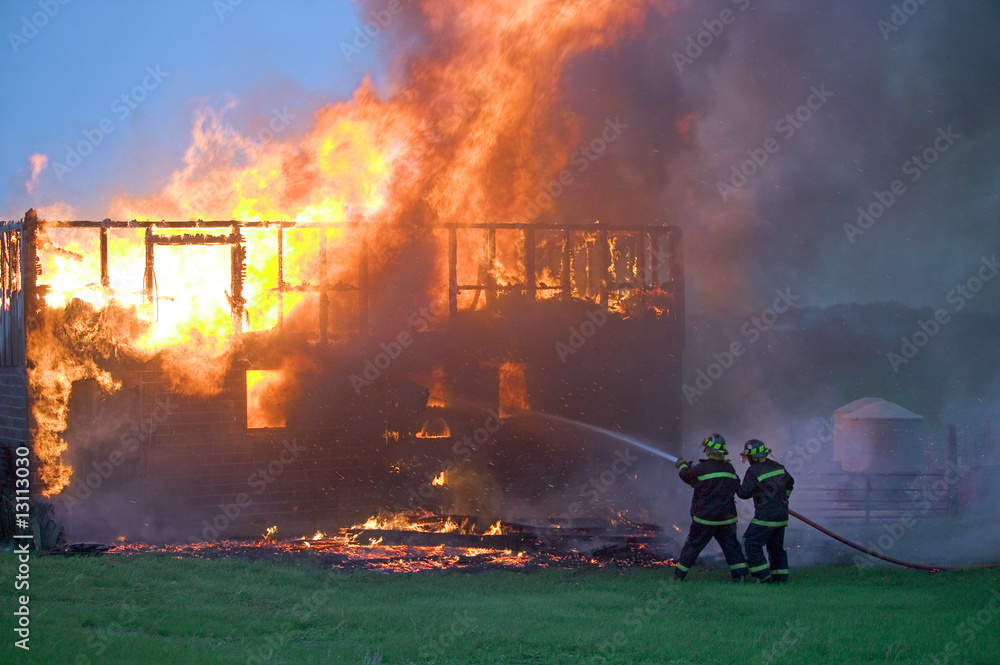 Obraz premium Firefighters taking control