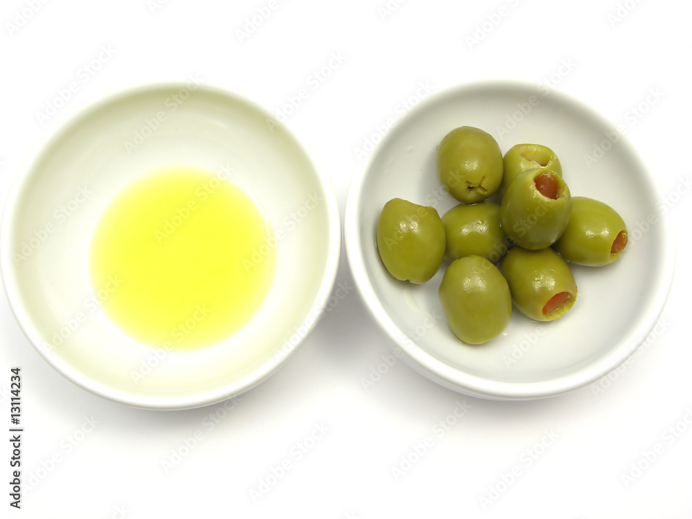 Zwei Porzellanschalen mit Olivenöl und Oliven Zwei Porzellanschalen mit Olivenöl und Oliven