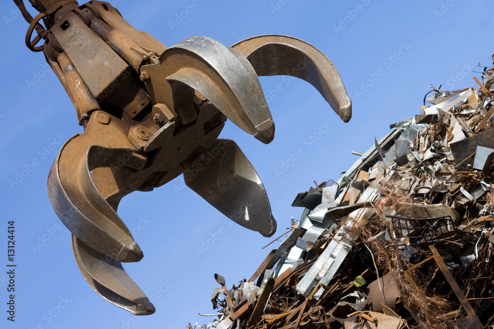 crane grabber up on the rusty metal heap - obrazy, fototapety, plakaty 