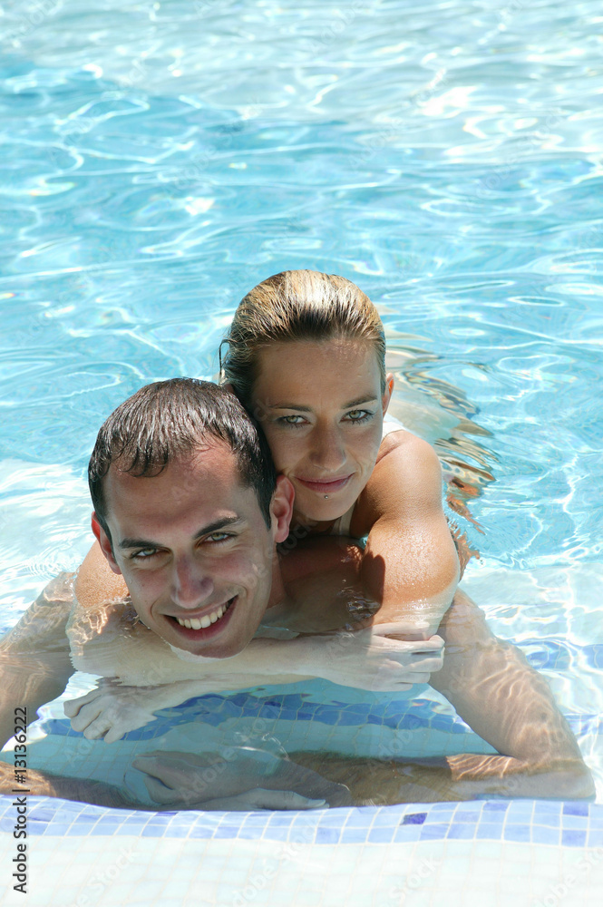 portrait de couple souriant se baignant à la piscine portrait de couple souriant se baignant à la piscine