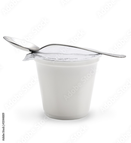 Yogurt Bianco Isolato su sfondo Bianco