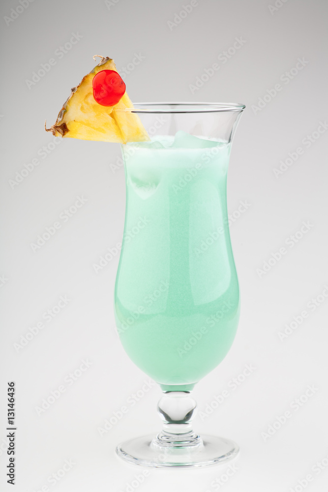 Grüner cremiger Cocktail vor Hintergrundverlauf Grüner cremiger Cocktail vor Hintergrundverlauf