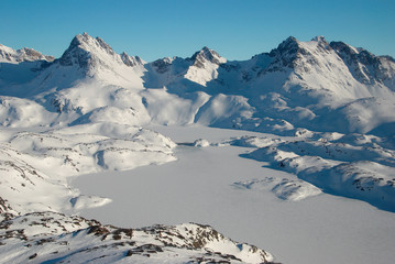 Papier peint photo Arctique Banquise dérivante au pied des montagnes  © Anouk Stricher