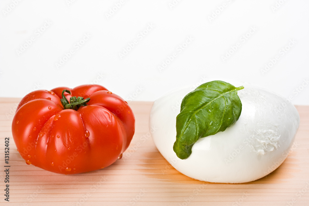 Tomaten, Mozzarella und Basilikum: Zutaten für Insalada Caprese Tomaten, Mozzarella und Basilikum: Zutaten für Insalada Caprese