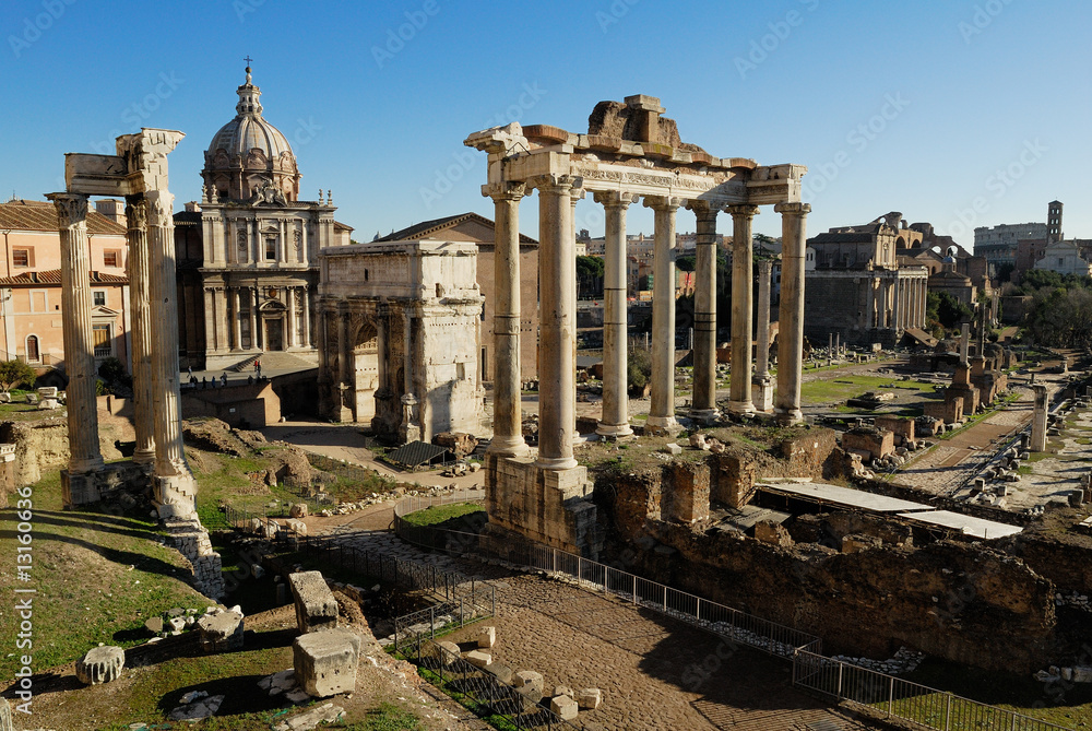 vista sui fori romani con il tempio di saturno a Roma in Italia