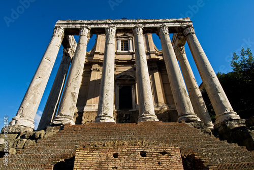 tempio di Antonino e Faustina nel foro a Roma - Italia photo