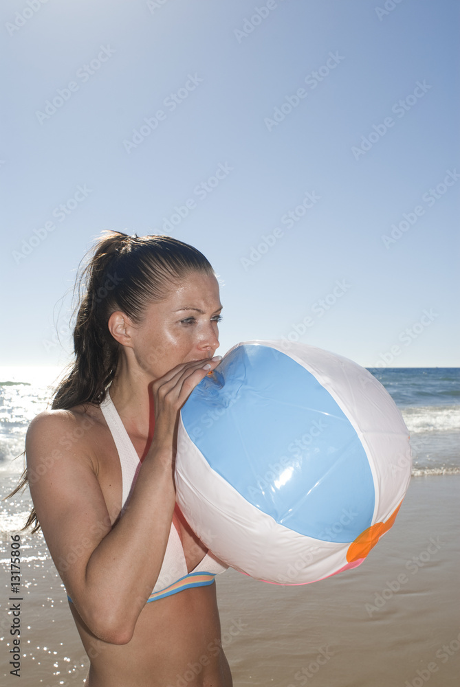 Junge Frau Mit Wasserball Am Strand Stock Foto Adobe Stock
