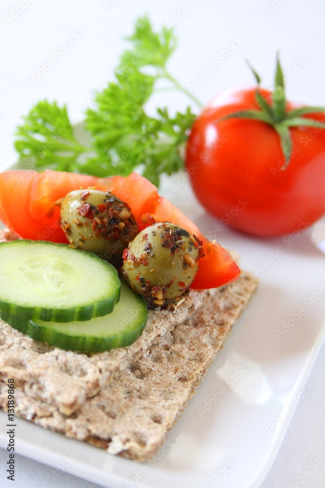 knäckebrot mit tomaten, gurken und oliven belegt knäckebrot mit tomaten, gurken und oliven belegt
