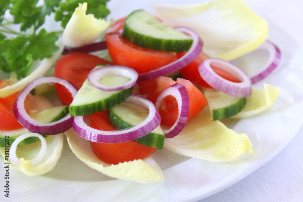 Chicorée Salat mit Tomaten, Gurken und Zwiebel