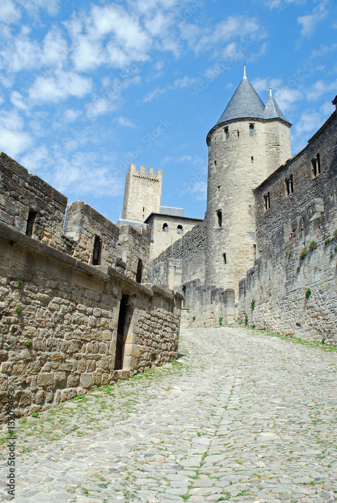 Route qui mène dans la cité de Carcassonne