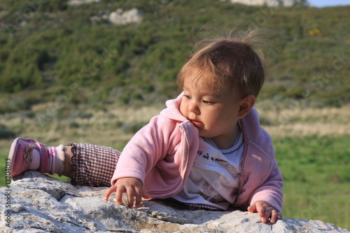 bébé escalade un rocher