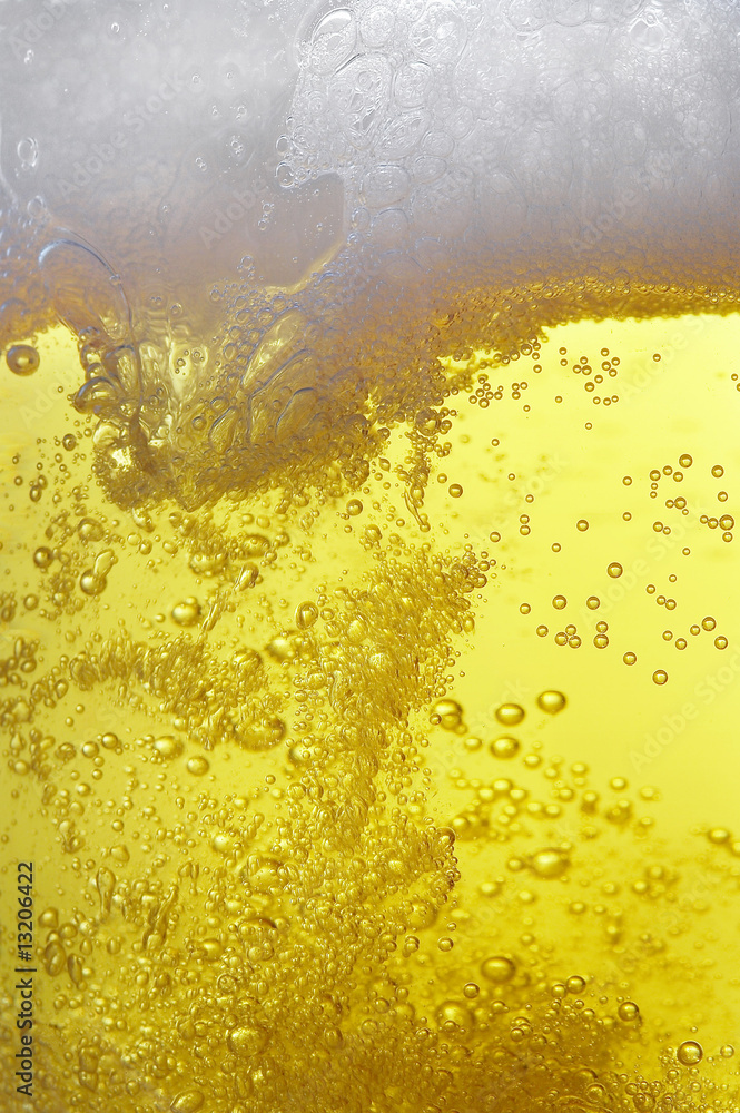 Obraz premium lots of bubbles floating in a beer with froth on top