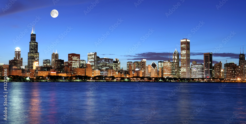 Fotografie Chicago skyline under the moonlight