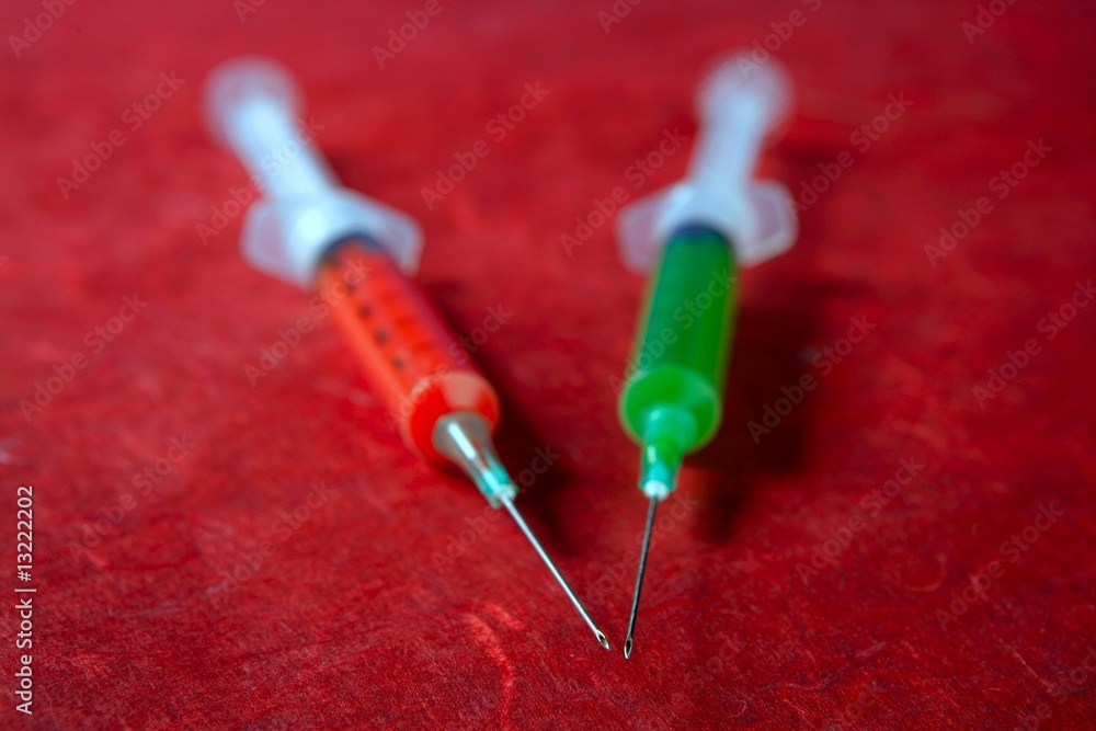 Εκτύπωση καμβά Two red and green syringe, health, addiction, medical research