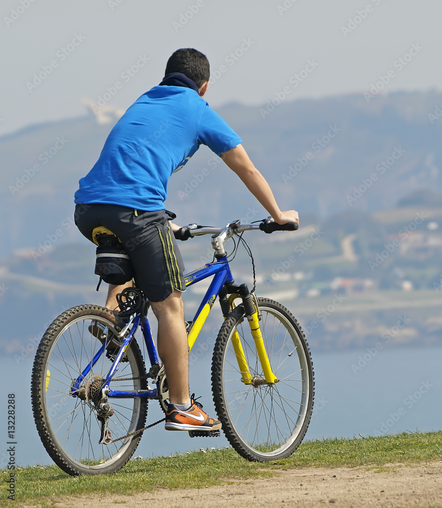 Joven en bicicleta Joven en bicicleta