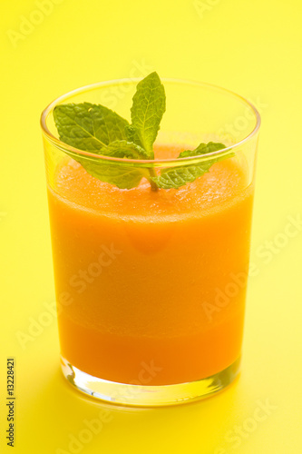 fresh carrot juice and mint