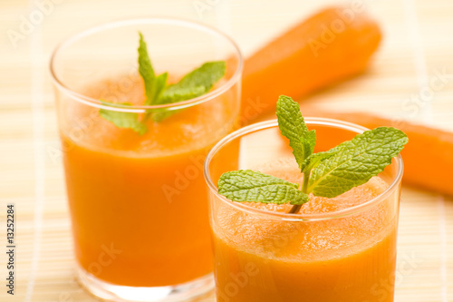 fresh carrot juice and mint