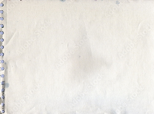 Page de carnet de croquis à spirale arrachée