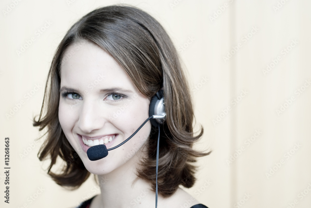 junge frau telefoniert freundlich mit headset junge frau telefoniert freundlich mit headset