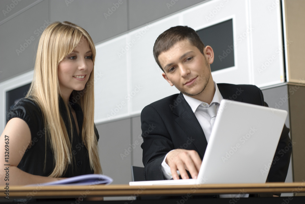 kollegen besprechen sich mit laptop kollegen besprechen sich mit laptop