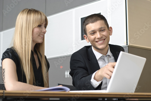 Wallpaper Mural zwei kollegen besprechen sich mit laptop Torontodigital.ca