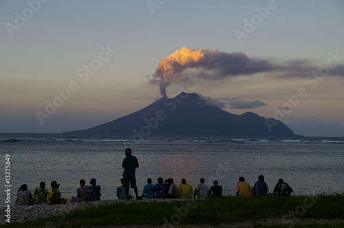 Vulkan Lopevi  Vanuatu, Ausbruch in Abendstimmung photo