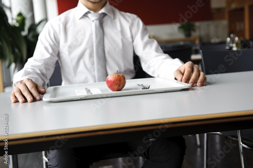 mann in kantine mit apfel als snack