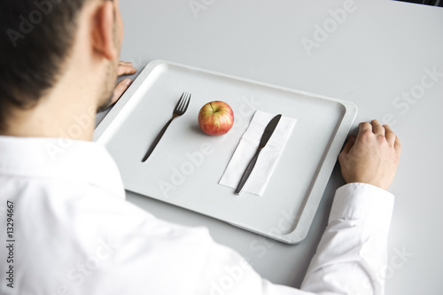 geschäftsmann isst apfel als snack in kantine