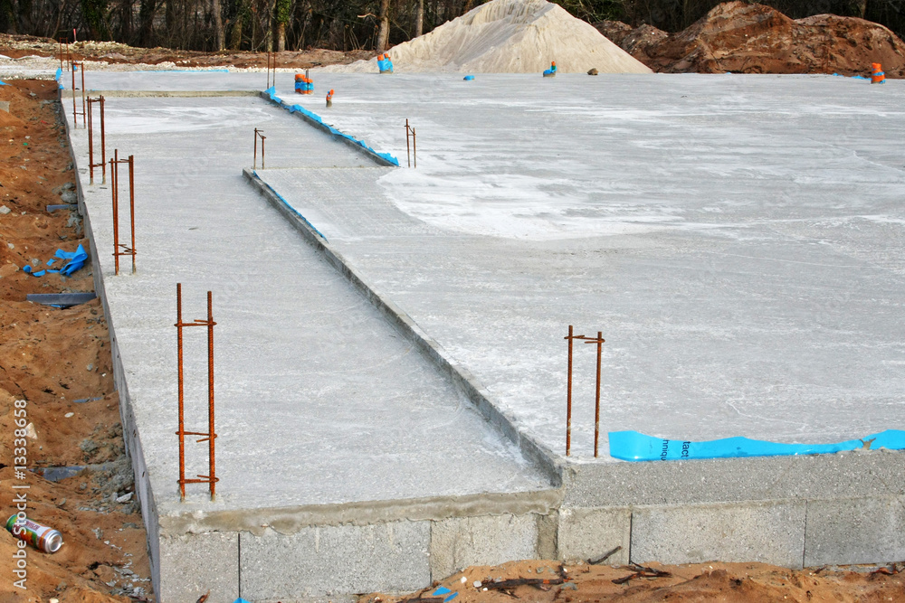Fototapeta premium chape en béton avec les départs de poteaux